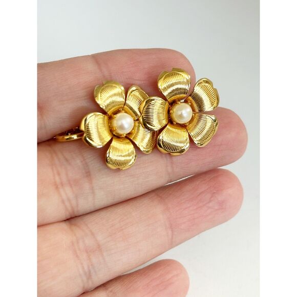 Gold Tone Flower Earrings Faux Pearl Center Clip On - Picture 5 of 5